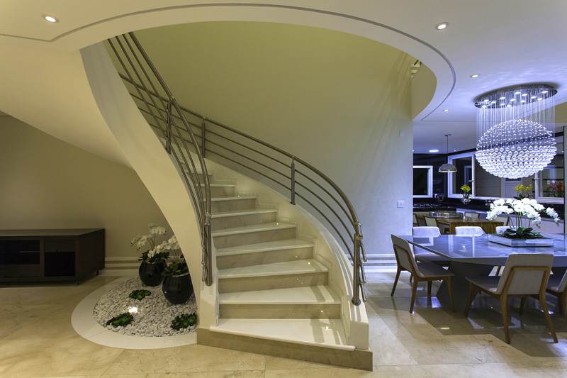 Aquiles Nícolas Kílris - Beverly Hills - escada